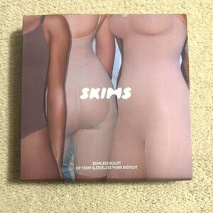 Skims Seamless Sculpt Bodysuit. Zip front thong. Size small. Onyx